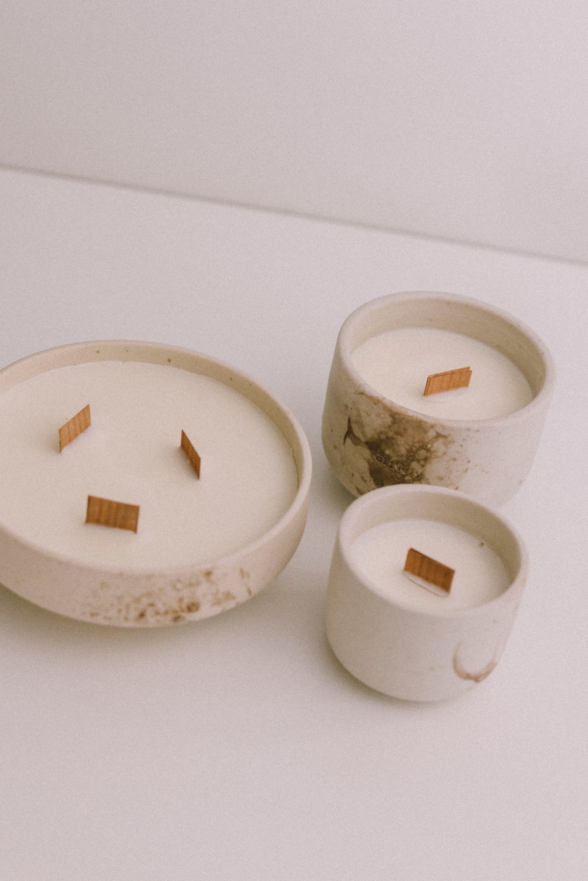 FLAT WHITE CERAMIC CANDLE