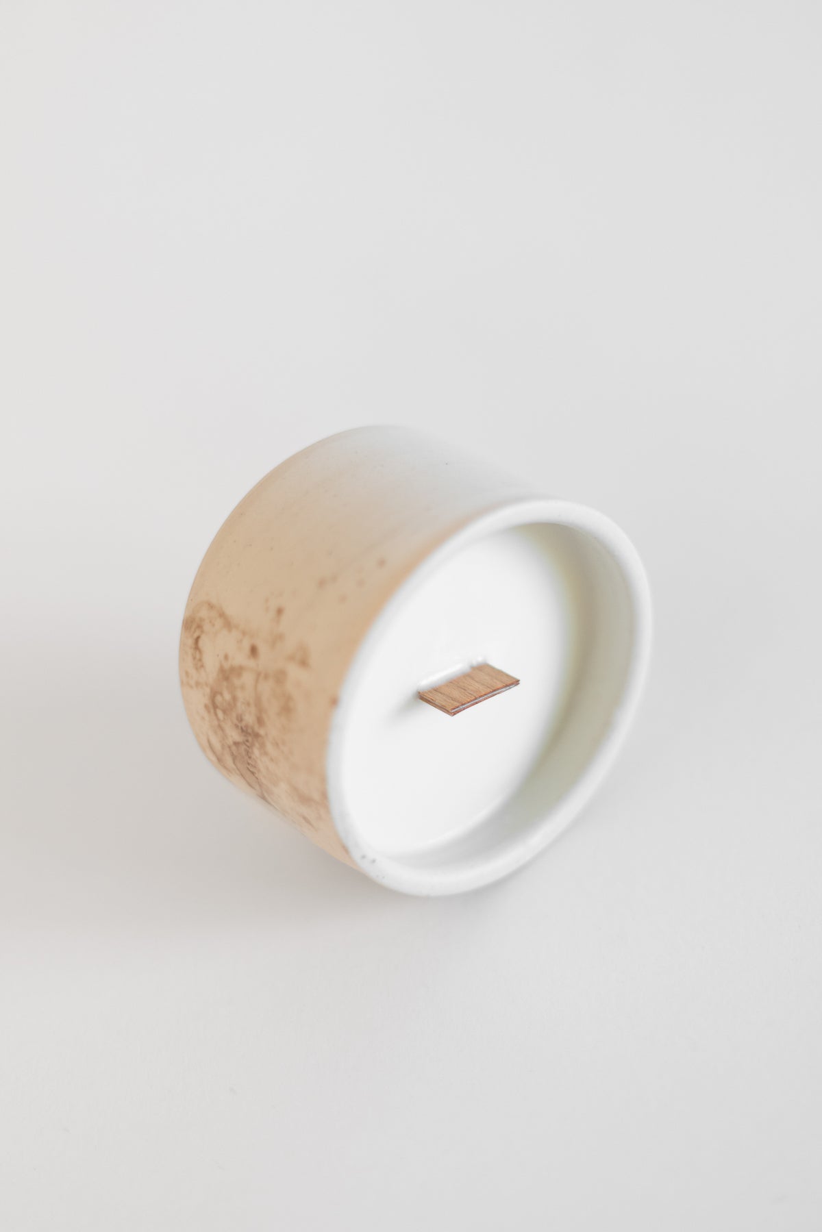 FLAT WHITE CERAMIC CANDLE